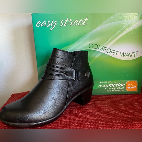 NWT.. WOMENS Easy Street Black Ankle Booties - Picture 2 of 16